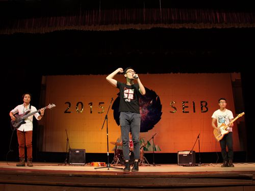 霏阳乐队表演